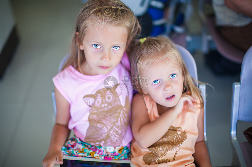 机场两个可爱的小蓝眼女孩的肖像图片