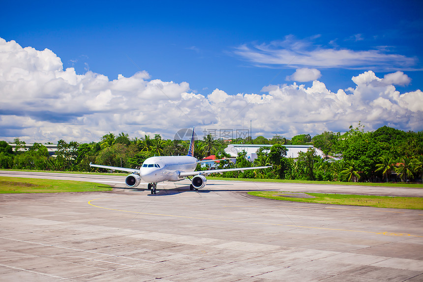 大飞机降落在奇岛的小型机场上 离奇岛很近情调涡轮翅膀跑道自由引擎旅行飞机场航班梯子图片