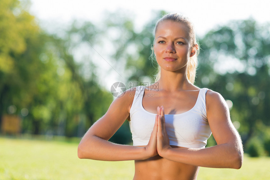 在公园里做瑜伽的女人女性冥想女士成人姿势身体微笑树木运动饮食图片