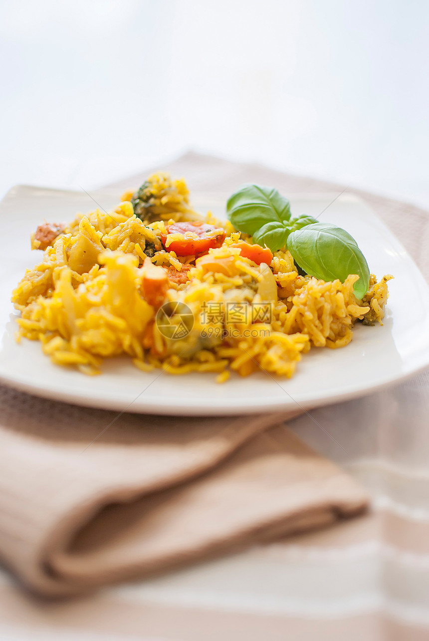 带蔬菜和鸡的巴斯马提大米食物用餐叶子午餐藏红花盘子烩饭饮食美食黄色图片