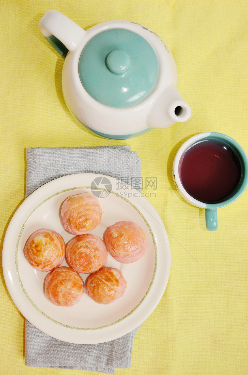 带茶壶的月饼庆典烹饪季节糕点节日月亮派对蛋糕文化面包图片