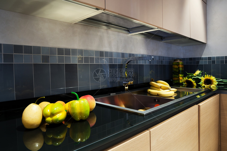 美丽的厨房奢华龙头香蕉胡椒大厦架子金属桌子玻璃器具图片