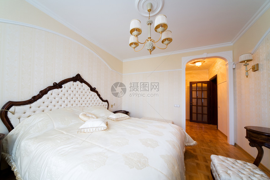 宽长的床床单软垫公寓奢华地面吊灯房子房间枝形汽车图片