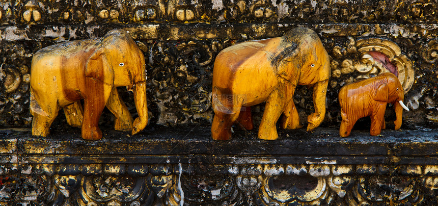 古老的棕大象 从木头雕刻图片