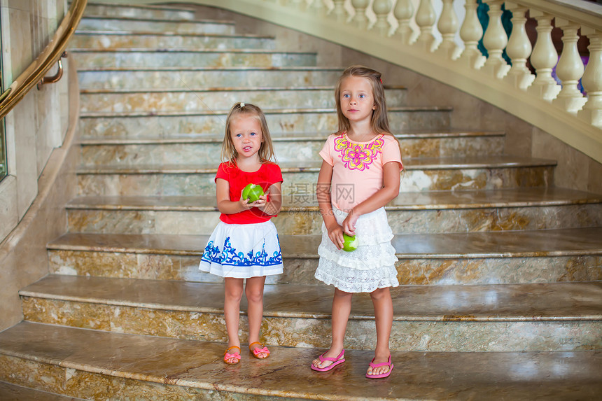 住在豪华豪华酒店的可爱小女孩接待楼梯装饰品休息房子孩子童年装饰女儿风格图片