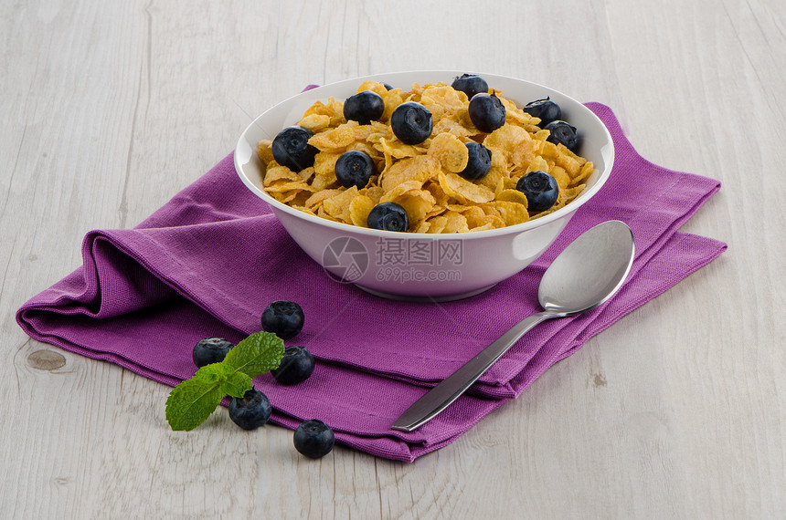 谷物和蓝莓蓝色玉米桌子薄片营养早餐食物盘子小麦饮食图片