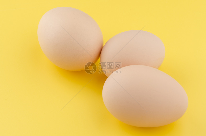 三个棕蛋饮食营养棕色蛋壳黄色团体杂货店美食食品圆形图片