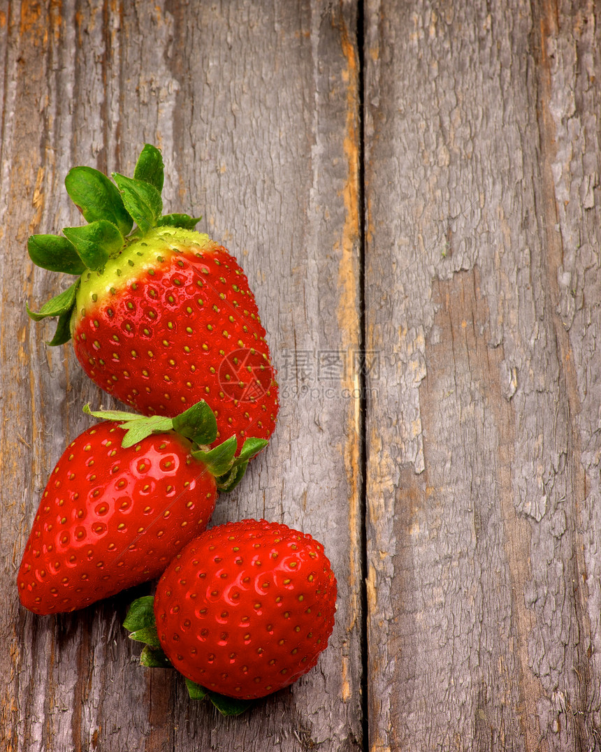 草莓反射黄色水果乡村甜食背景健康饮食红色宏观灰色图片