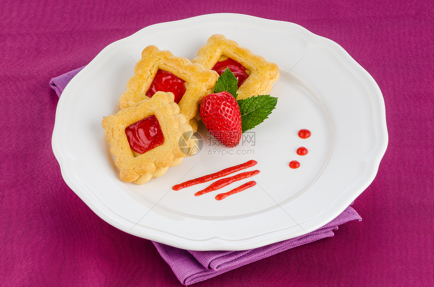 草莓饼干美食巧克力饼干蛋糕盘子浆果叶子糖浆糕点晶圆图片