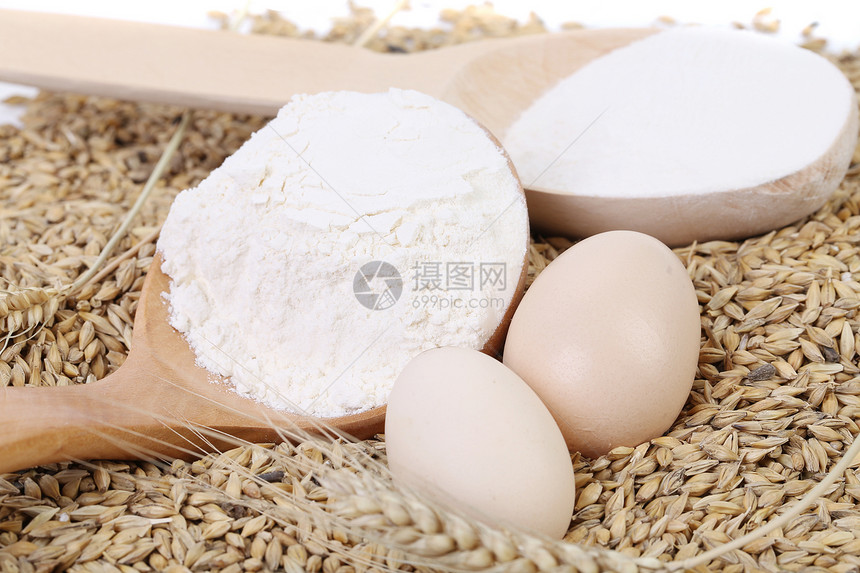 面粉和面粉在小麦背景上食物产品乡村植物谷物玉米宏观食品勺子作品图片