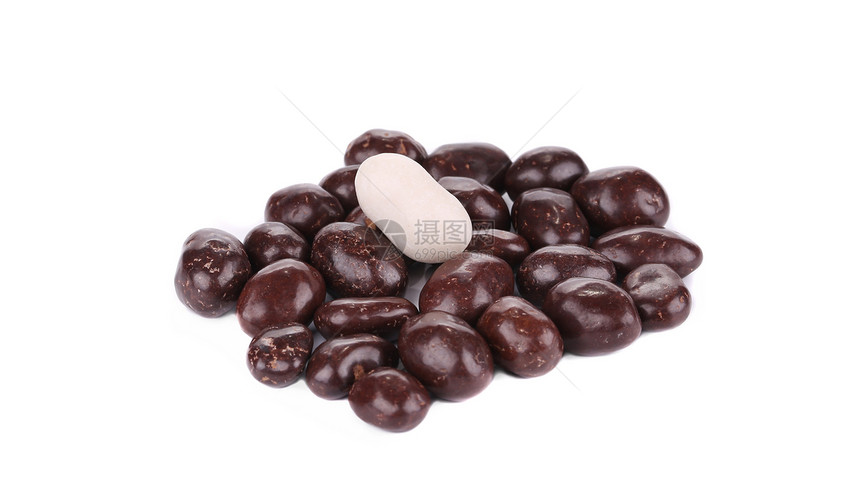 巧克力盖的深棕色糖衣杏仁团体刨冰糖果可可种子坚果甜点葡萄干小吃白色图片
