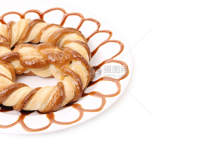 美丽的结状饼干棕色宏观早餐食物黄色小吃小麦面包白色盘子图片