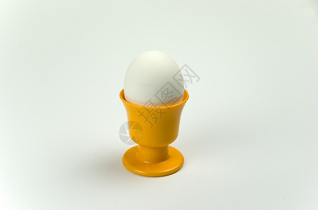 鸡蛋在黄蛋杯中背景图片