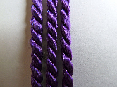 三条紫色绳索背景图片