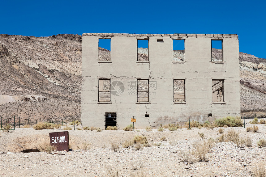 旋利叶幽灵城木头学校窗户孤独古董房子建筑场景沙漠城市图片