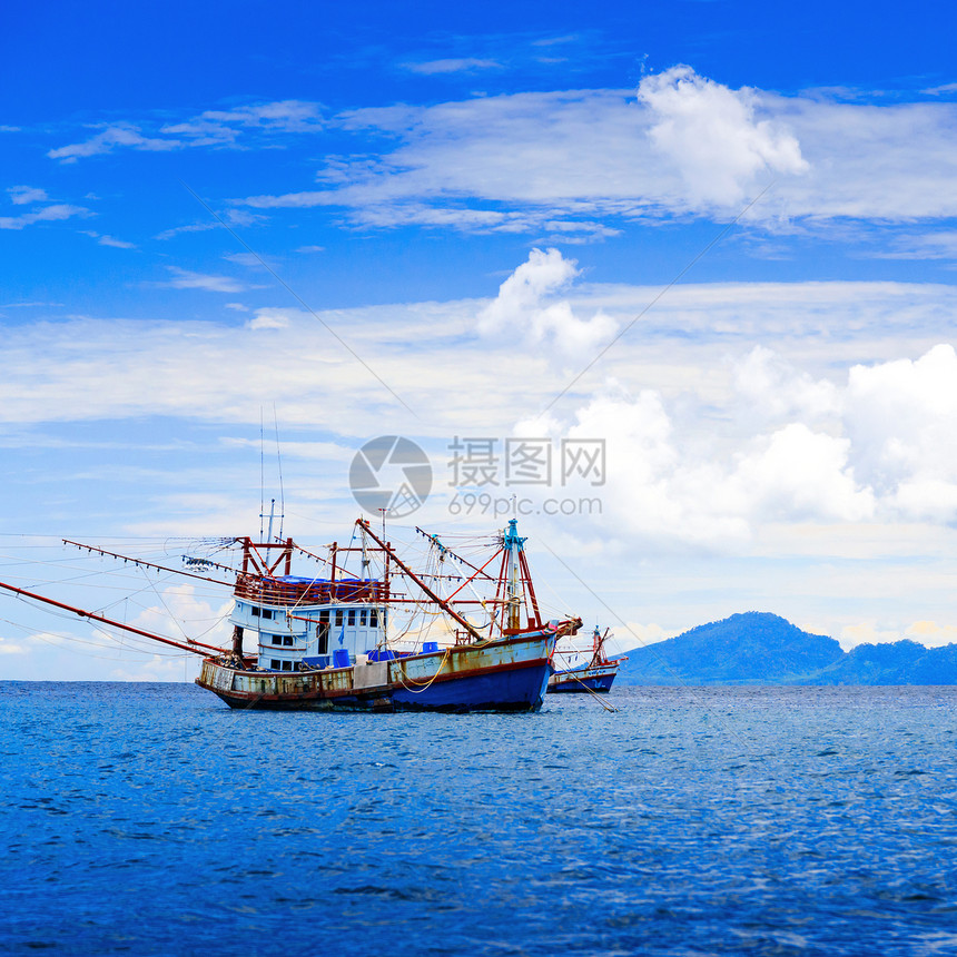 泰国安达曼海的渔船地平线旅行日落海岸海滩蓝色运输场景血管海洋图片