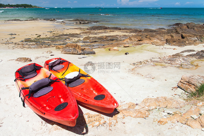 热带海滩上的皮划艇天堂异国假期悬崖晴天天空风景旅游岩石蓝色图片