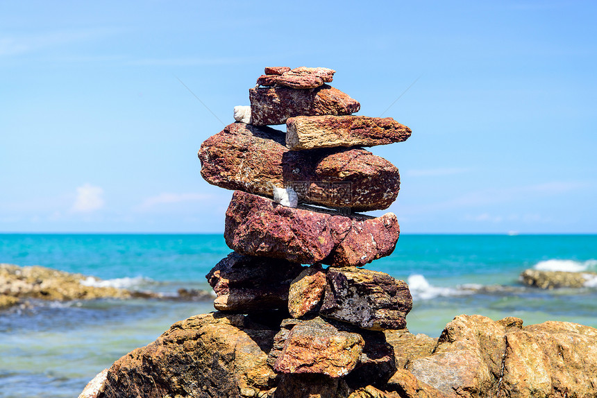 平衡海滨两块石头的平衡图片