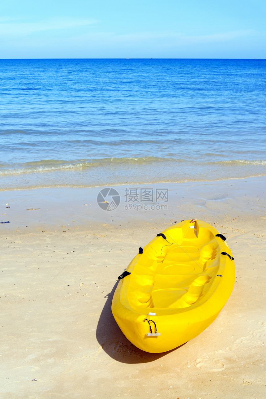 热带海滩上的皮划艇异国情调风景旅行支撑皮艇岩石旅游蓝色珊瑚图片