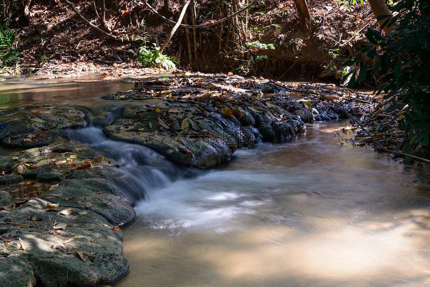泰伊拉省的Saiyaok Yai瀑布Saiyaok国家公园流动瀑布树叶苔藓急流环境树木石头速度溪流图片
