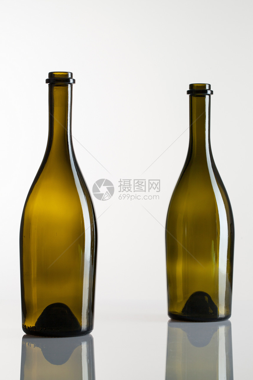 玻璃桌上两瓶空葡萄酒图片