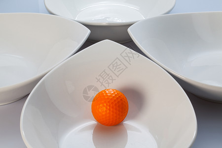 白陶瓷碗和橙黄色高尔夫球材料桌子镜子玻璃橙子烹饪运动食物白色黑色背景图片