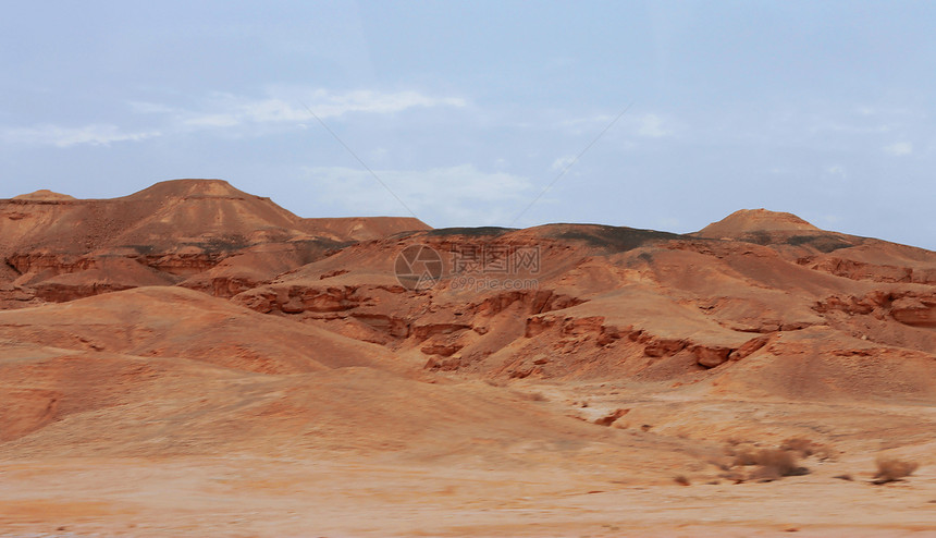 以色列沙漠和多云的暴风天空石头风景旅行陨石假期旅游风暴峡谷悬崖爬坡图片