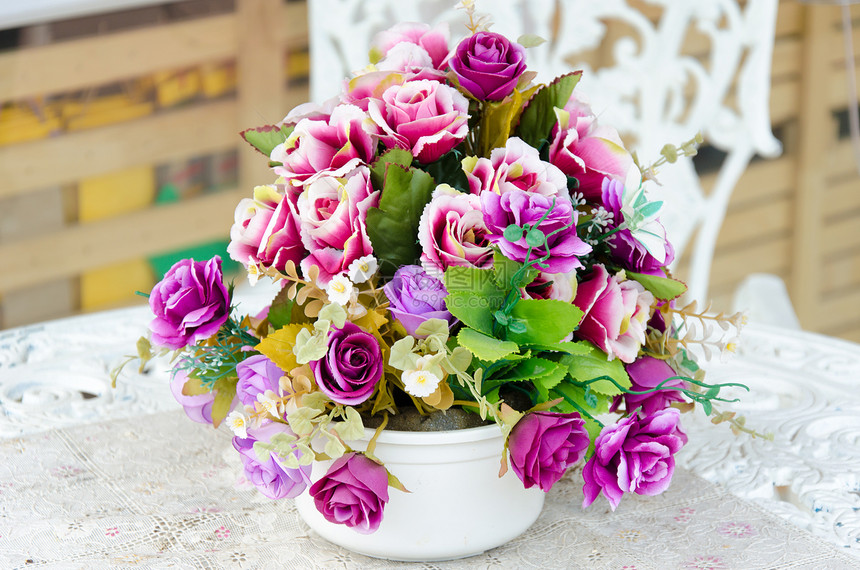 花瓶中的鲜花桌子窗户婚礼花朵白色花束玻璃粉色图片