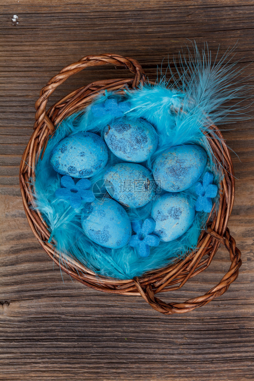 复活节鸡蛋篮子蓝色季节性传统乡村鹌鹑季节背景图片