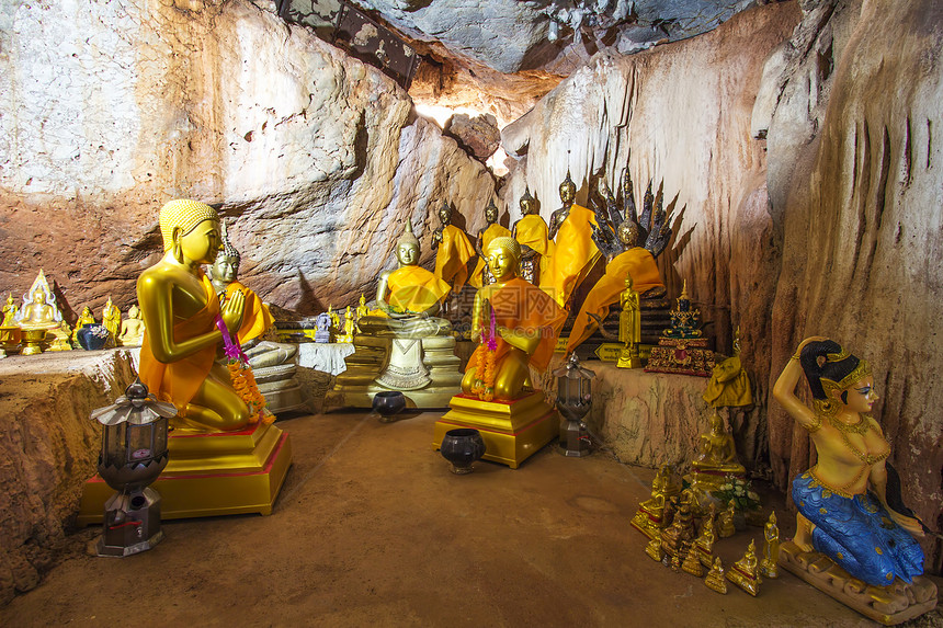 洞穴中的佛像状态佛教徒雕塑教会冥想精神历史性古董佛塔文化雕像图片
