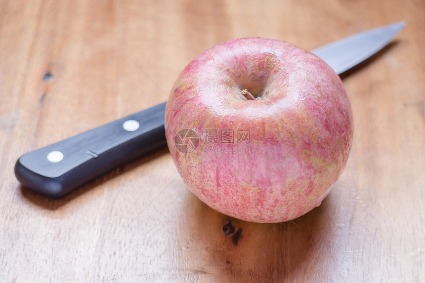 木制桌上的新鲜苹果市场水果收成小吃农场红色食物水平图片
