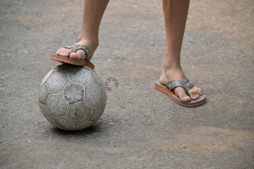 带足球球的男孩腿图片