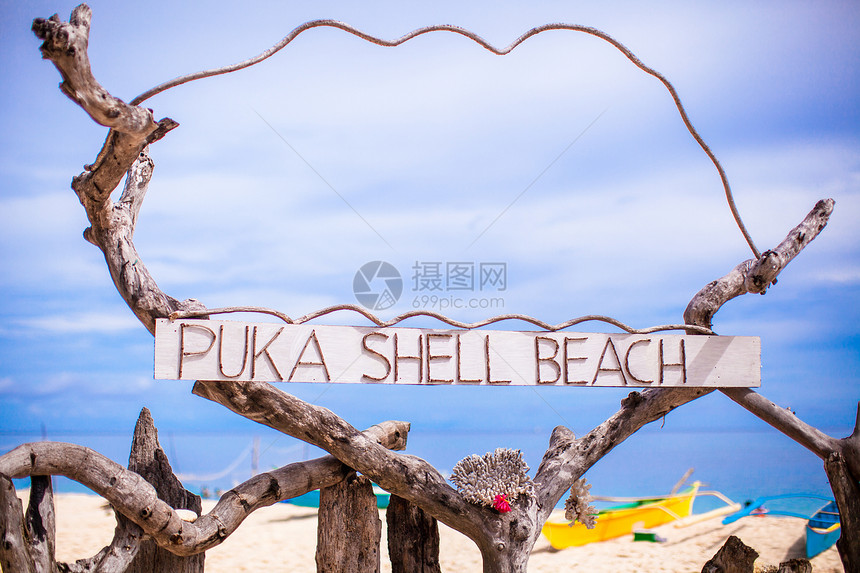 Boracay岛蓝天背景海滩Puka海滩木头天空天堂阴影闲暇旅行蓝色异国海景普卡图片