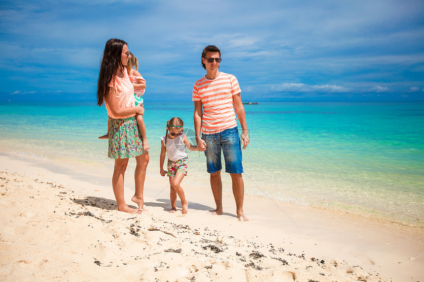 年轻美丽的家庭 有两个孩子在热带度假节日幸福喜悦女孩海滨假期享受海岸海岸线海滩女性图片