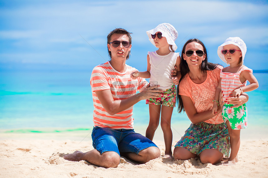 热带度假时美丽的caucasians家庭肖像海滩喜悦女士父亲母亲女性幸福享受女儿孩子图片