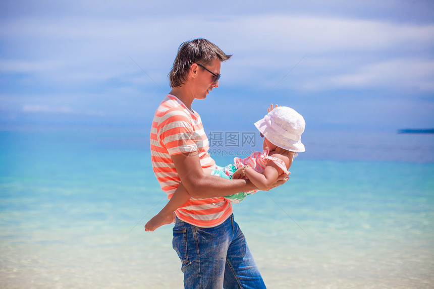 年轻父亲和他可爱的小女儿 在海滩玩得开心爸爸海岸幸福海洋父母女孩成人假期男人微笑图片