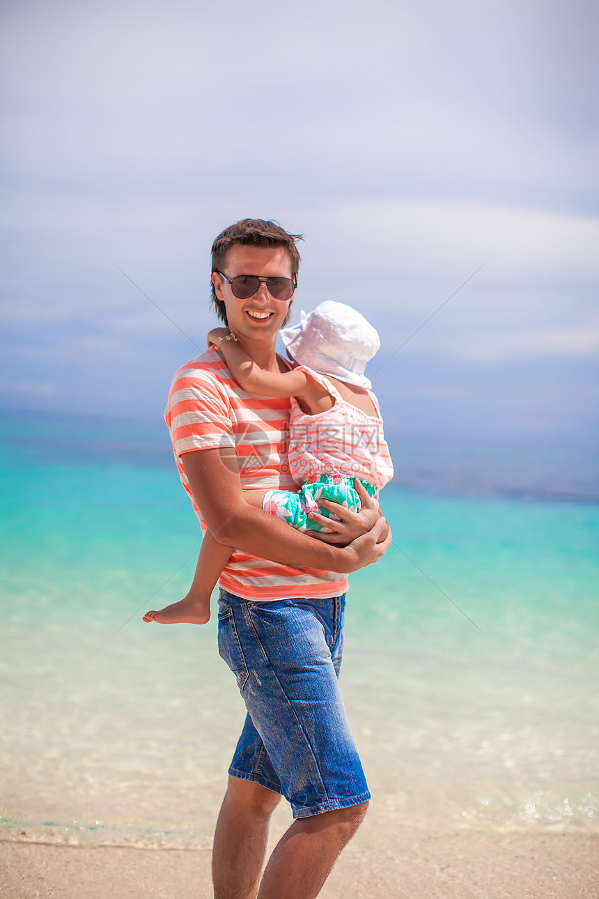 年轻父亲和他可爱的小女儿 在海滩玩得开心海洋海滨婴儿爸爸海岸热带男性孩子幸福男人图片