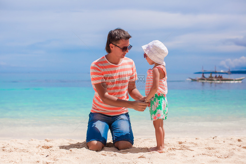 年轻父亲和他可爱的小女儿 在海滩玩得开心成人孩子父母幸福爸爸海洋海岸线假期男性婴儿图片
