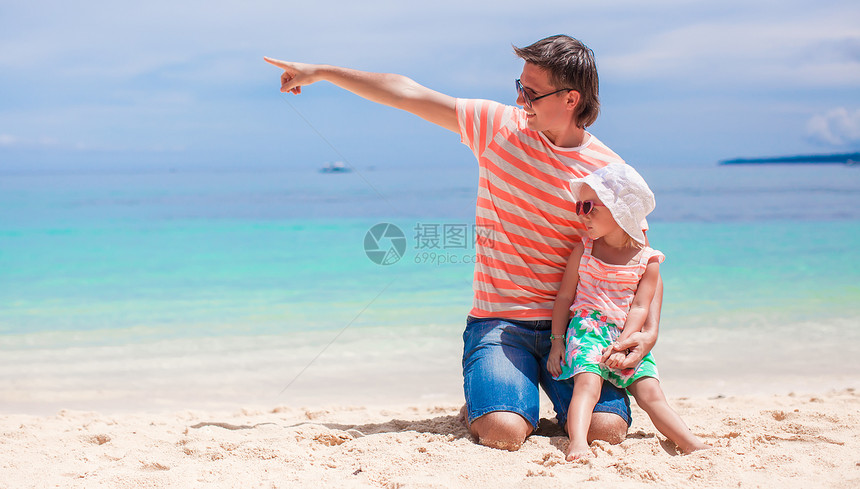 在白沙滩上放松的 可爱的幼儿女孩幸福乐趣父母婴儿男性海洋男人女儿海岸家庭图片