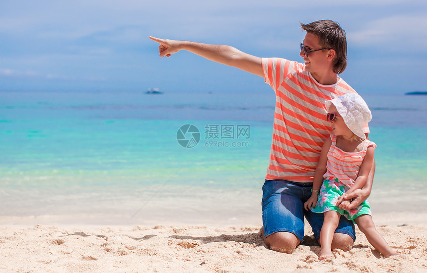 年轻父亲和他可爱的小女儿 在海滩玩得开心爸爸假期微笑乐趣孩子男性享受婴儿海岸线女孩图片