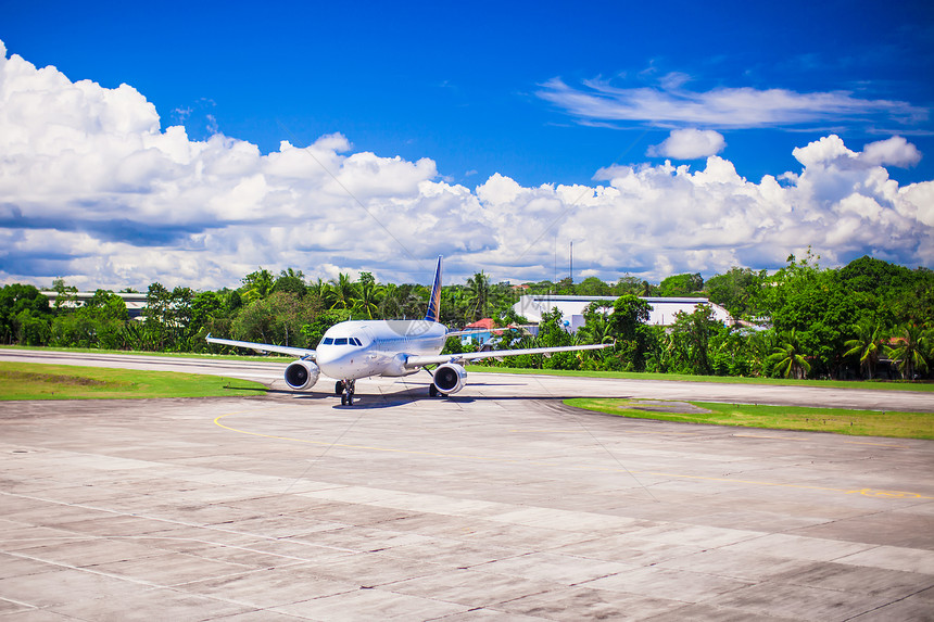 大飞机降落在奇岛的小型机场上 离奇岛很近旅行停车场飞机航班乘客蓝色梯子货物客机游客图片