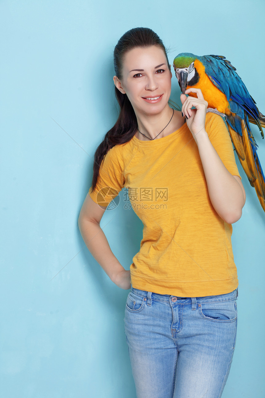 Macaw 硬体乐趣金刚鹦鹉喜悦女孩黄色鹦鹉女士友谊动物热带图片