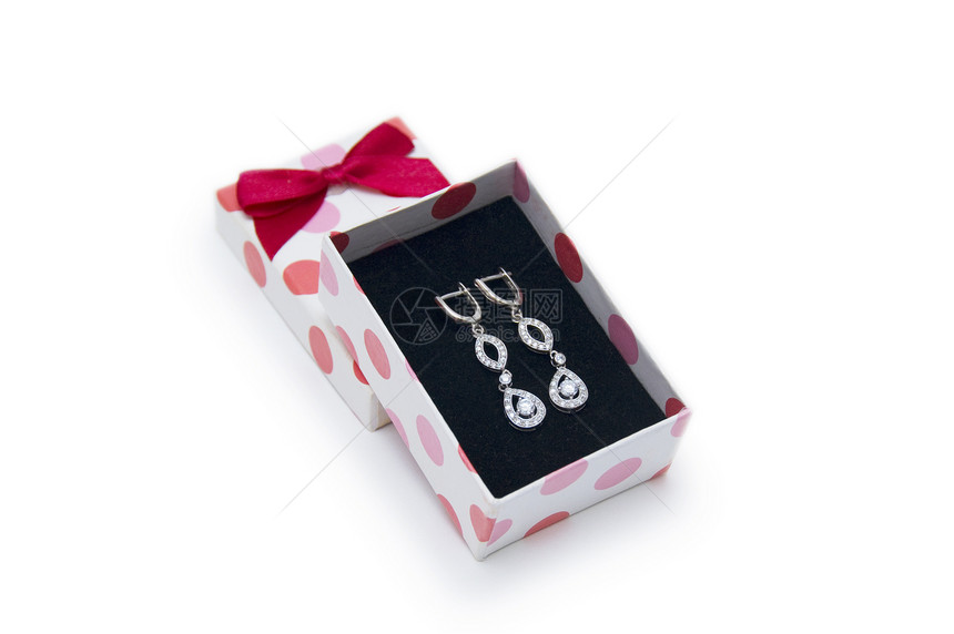 银耳环装在白色背景的盒子里钻石礼物耳环宝石金属红色财富珠宝海星奢华图片