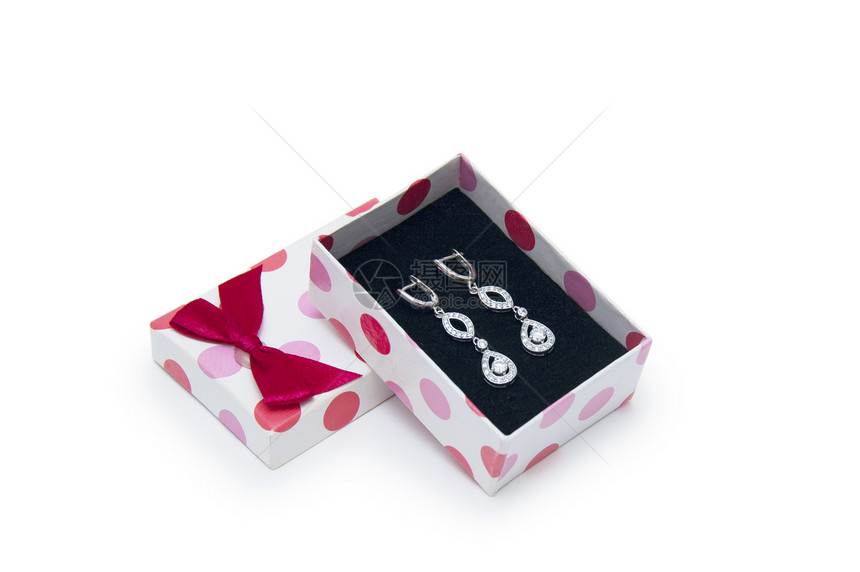 银耳环在一个盒子里 孤立在白色背景上礼物珠宝魅力女性红色金子宝藏财富宝石海星图片