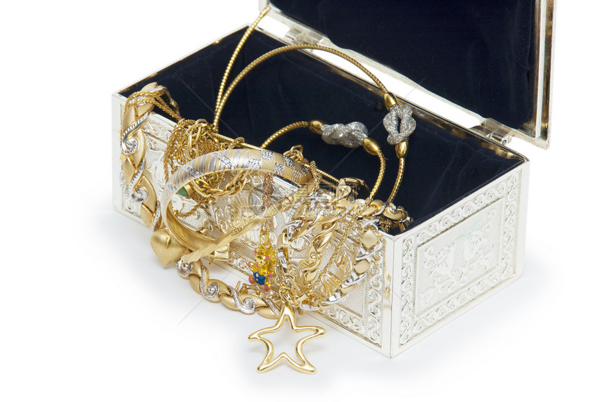 带项链的首饰盒 在白色背景上孤立魅力胸部珠子冒险收藏珠宝手镯珍珠盒子宝藏图片