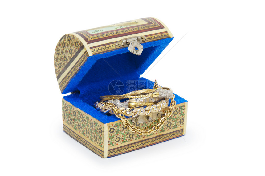 带项链的首饰盒 在白色背景上孤立珍珠冒险收藏古董魅力盒子胸部礼物珠宝雕刻图片