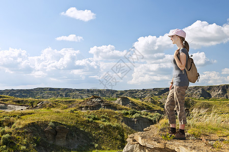 黄公望隐居地在加拿大艾伯塔省恶地的隐居者沉积地形场景石头天空悬崖青少年远足者女士边缘背景