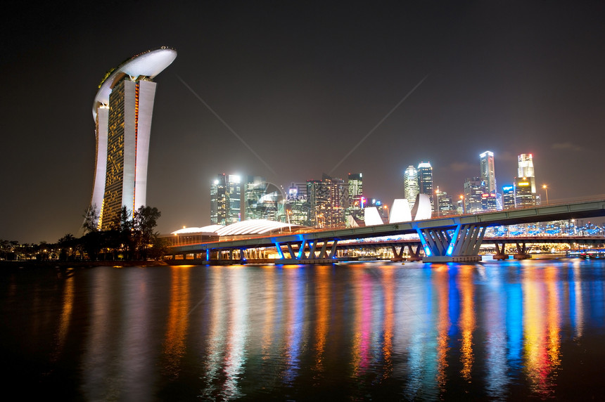 新加坡夜间城市风景螺旋酒店地标码头场景旅行景观商业办公室建筑图片
