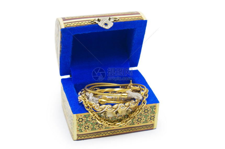 带项链的首饰盒 在白色背景上孤立手镯礼物珠宝收藏冒险奢华胸部珍珠财富宝藏图片