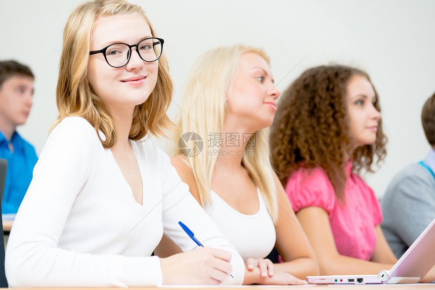 课堂上的学生人数女士男人幸福男性学习者同学女孩青年演讲微笑图片